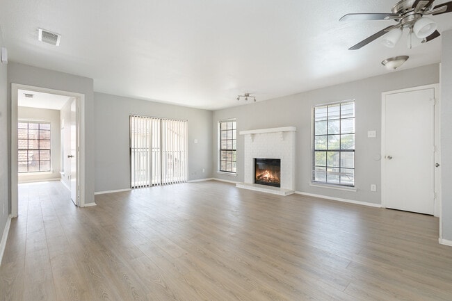 Spacious living room - 932 Turtle Cv