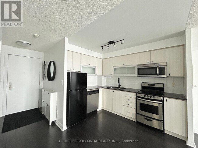 Building Photo - 2015 Sheppard Ave E