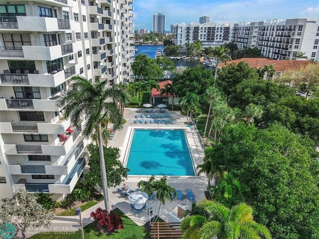 Building Photo - 3200 Port Royale Dr S