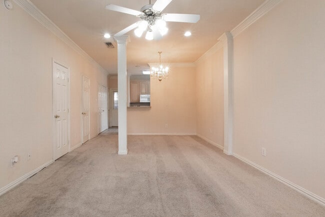 Foto del edificio - Withers Place Townhome!!