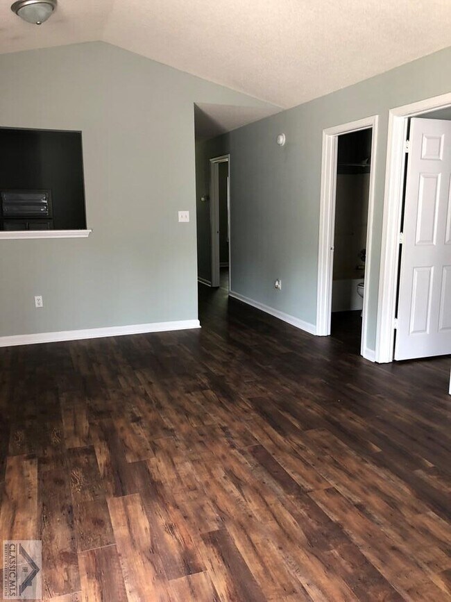 Foto del edificio - 221 Lavender Lakes Dr