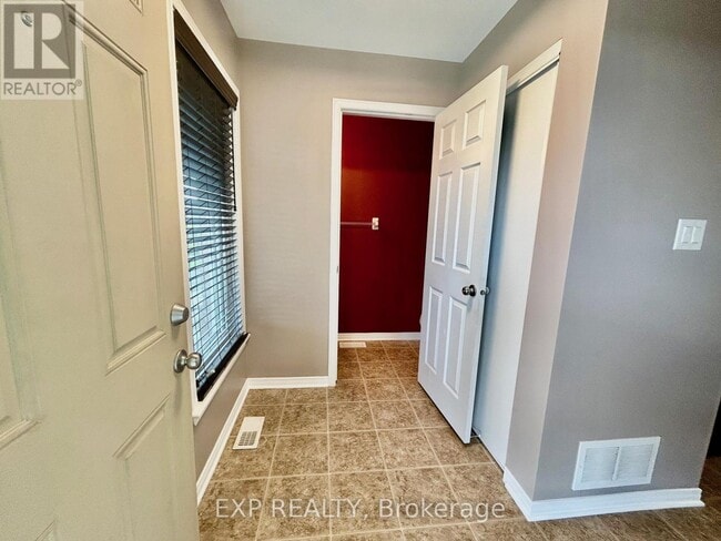 Building Photo - 208-208 Shanly Private