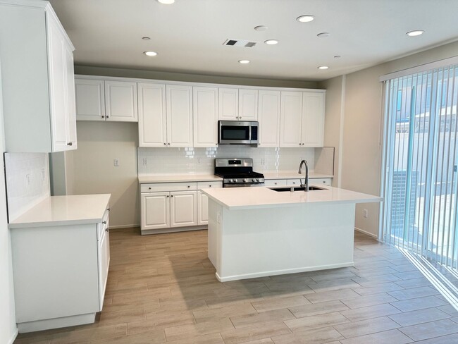 Building Photo - Newly built 5 + 3 With Solar! $4000/Month