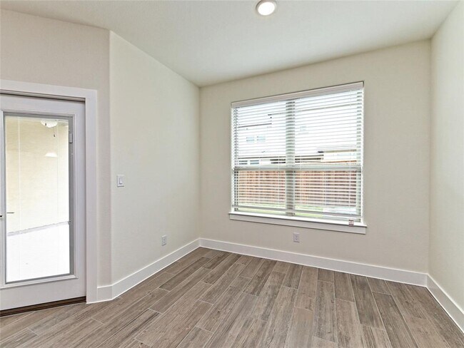 Building Photo - 425 Parkline Dr