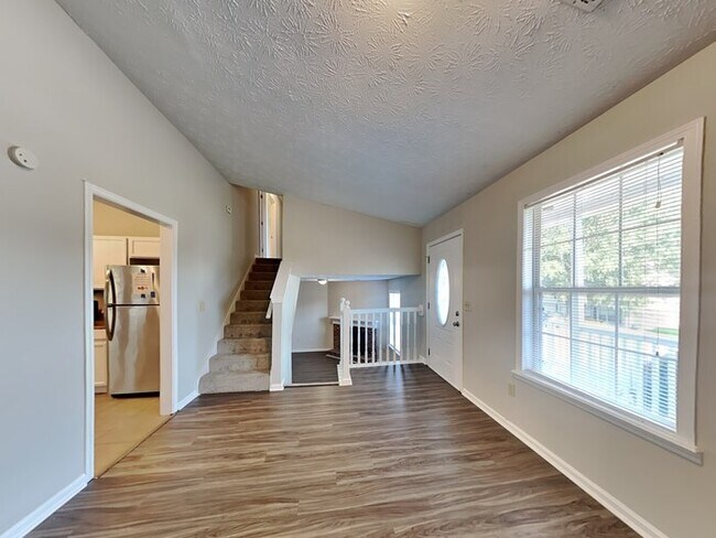 Building Photo - $1,645 rent credit! Cozy Home located in L...