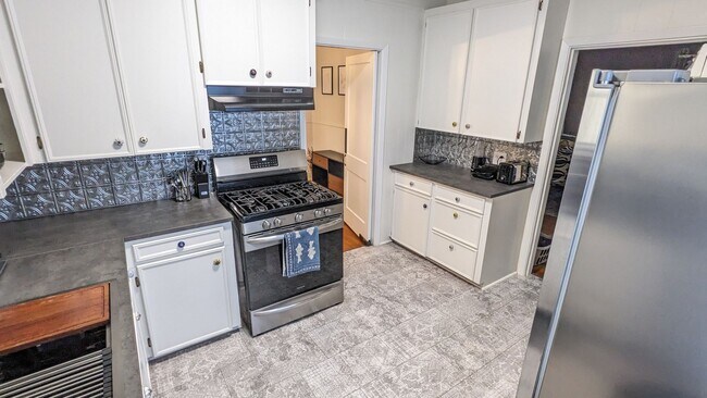 Foto del edificio - CHARMING FURNISHED BROADMOOR HOME