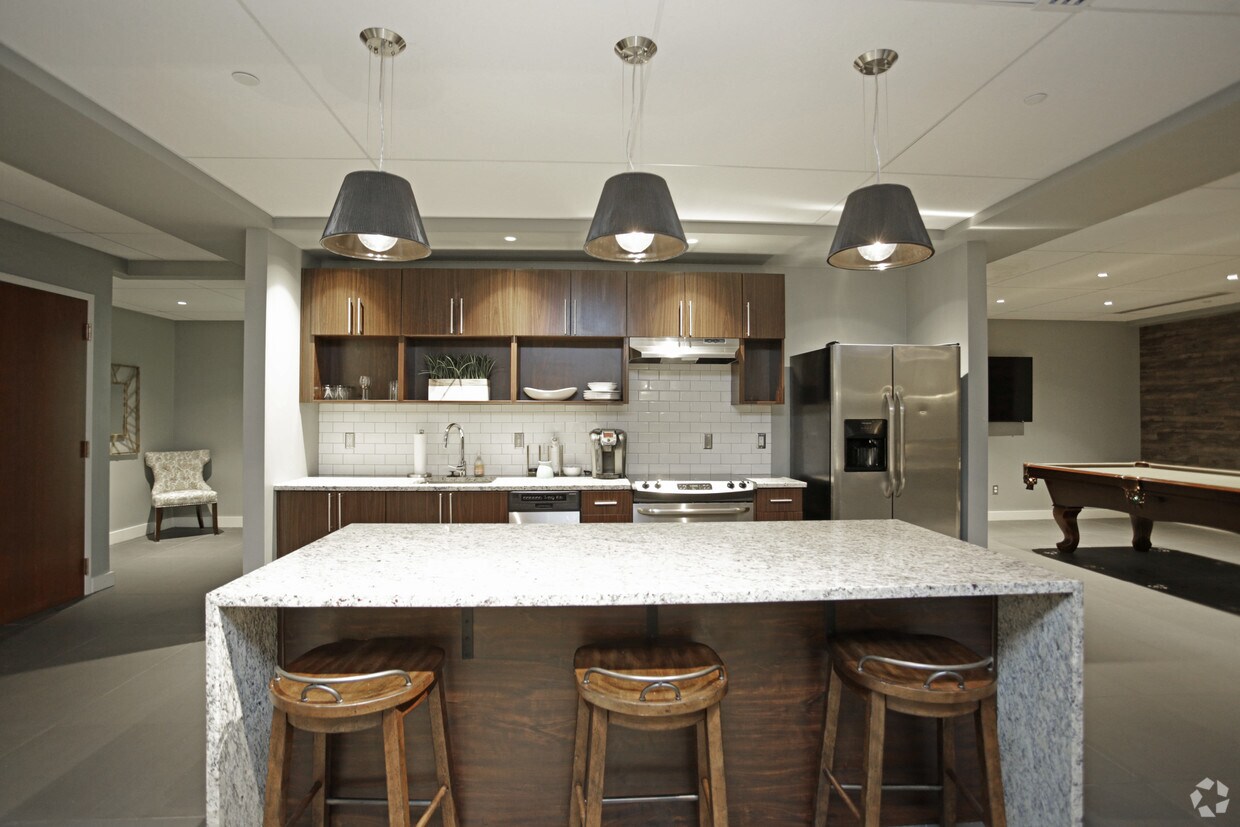 East 9 At Pickwick Plaza Apartments Kansas City, MO