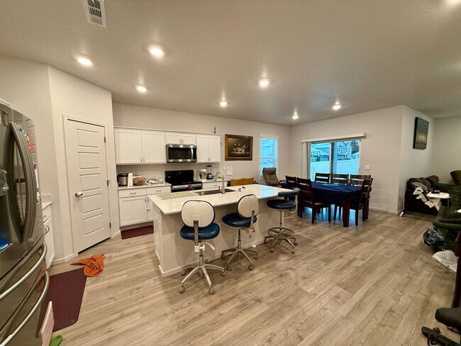 Foto del edificio - New Construction 4 Bed Mead School District Rancher w/ Fully-Fenced Yard and Attached Garage!