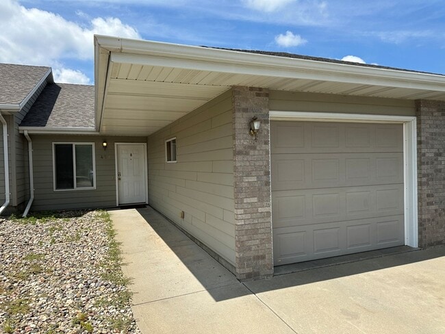 Building Photo - 413 9th Ave