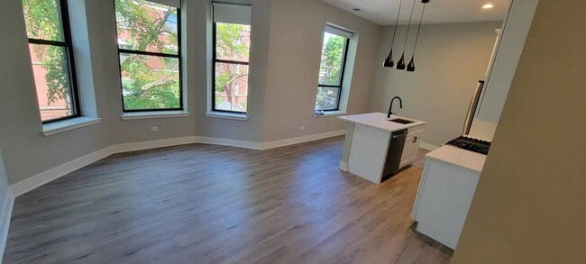Building Photo - 3611 N Greenview Ave