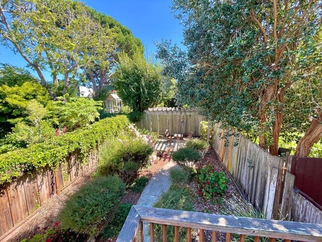 Building Photo - Spacious Bi-Level Top Floor 2BR + Sunroom/...