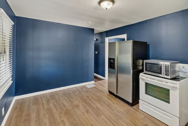 Building Photo - College Duplex