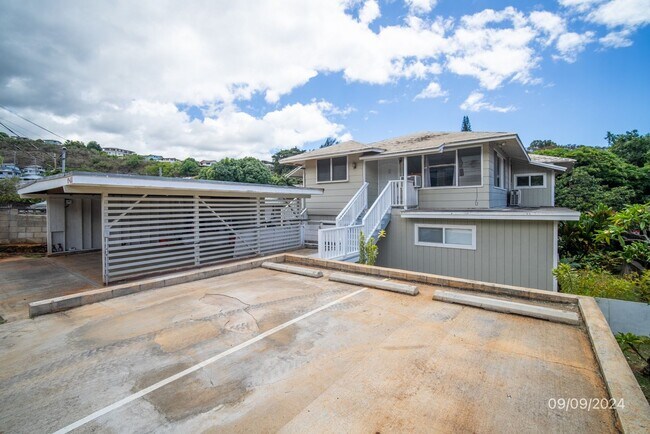 Foto del edificio - Pet Negotiable 4 Bd 1Bath with 2 Parking i...