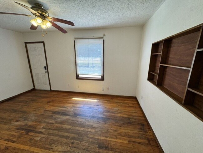 Foto del edificio - 4131 Laverne St