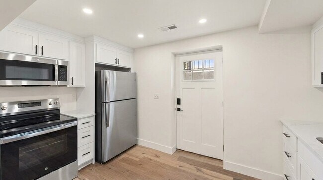 Building Photo - 9073 Elmhearst Dr