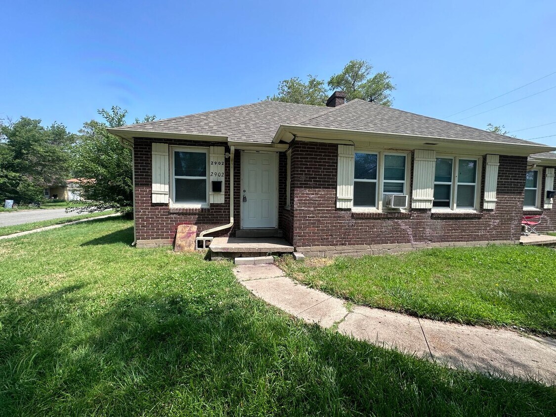Primary Photo - 2902 E Shadybrook Ln