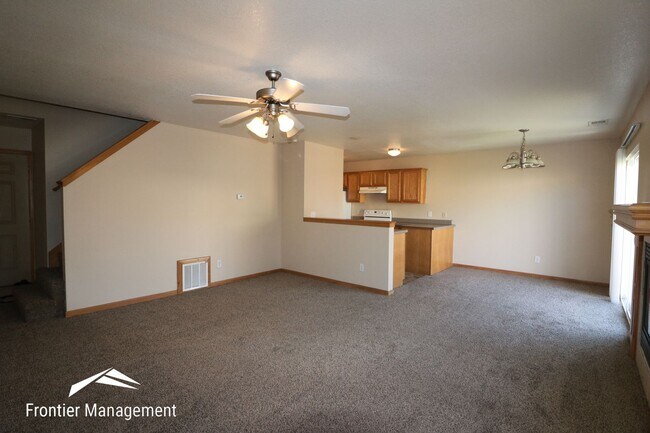 Building Photo - 908-910 Jackalope