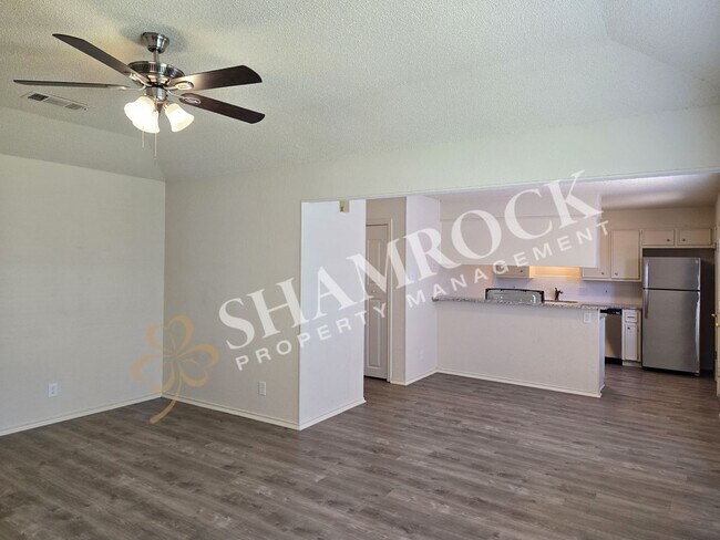 Foto del edificio - 2/2 Duplex near Hwy 77!