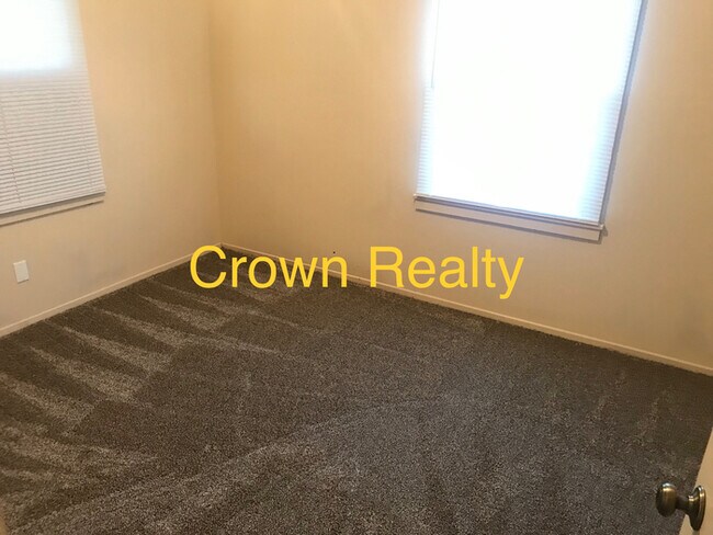 Building Photo - 2/1 home on corner lot, Tulare