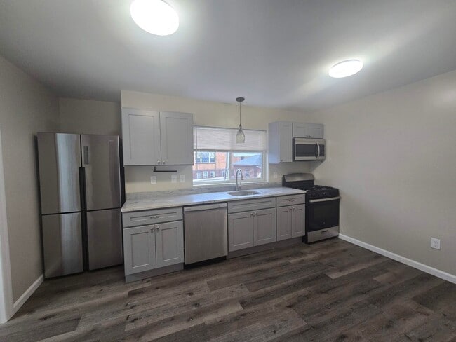 Building Photo - NEW LISTING: 1-Bed w/ Private Laundry & Parking