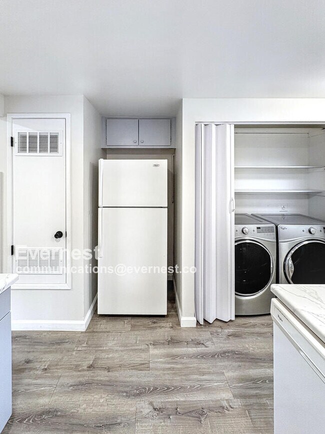 Foto del edificio - 4940 Poplar Terrace