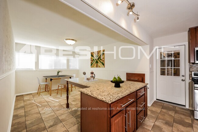 Foto del edificio - 713 Brownstone Street