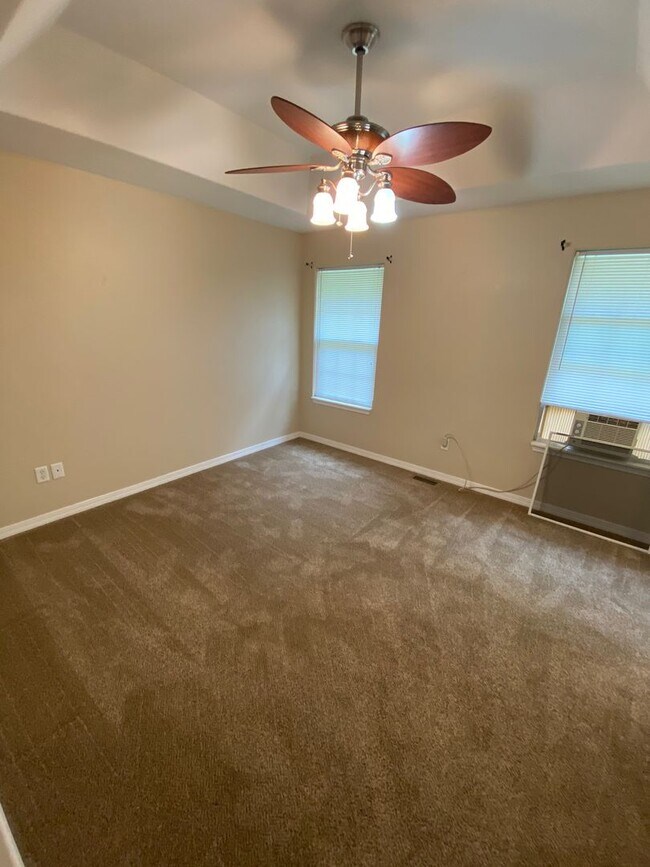 Foto del edificio - Spacious 4-Bedroom Home Just Minutes from ...