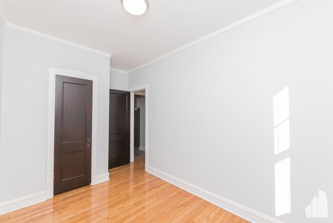 Building Photo - 1617 W Belmont Ave