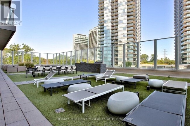 Building Photo - 36 Park Lawn Rd