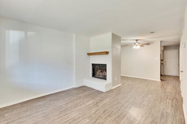 Foto del edificio - Charming 2 Bed, 1.5 Bath Apartment in Prim...