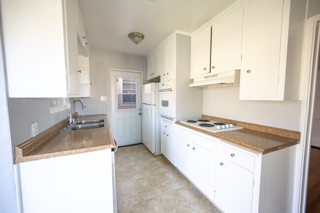 Building Photo - Great 3 Bedroom 1 Bath on Corner With Sepe...