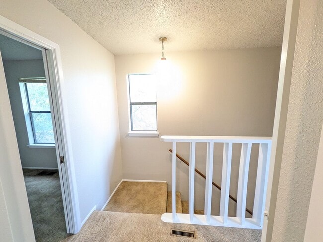 Foto del edificio - 330 W Byrd Blvd