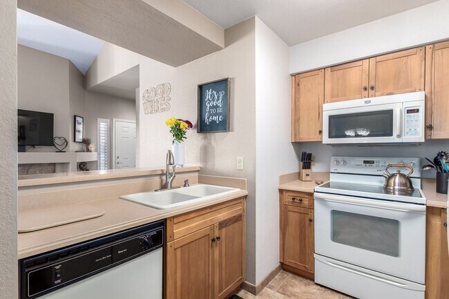 Building Photo - Resort-Style Living in the Heart of Scotts...
