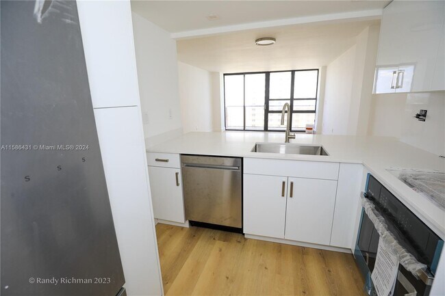 Foto del edificio - 600 NE 36th St