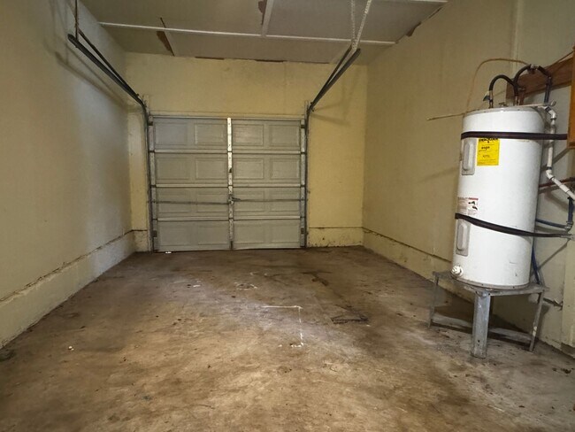 Foto del edificio - 2330 NW 35th- AVAILABLE NOW!