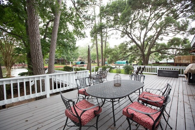 Foto del edificio - 3007 Willowbend Rd