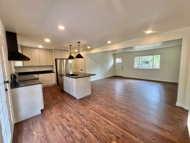 Building Photo - 805 38th St