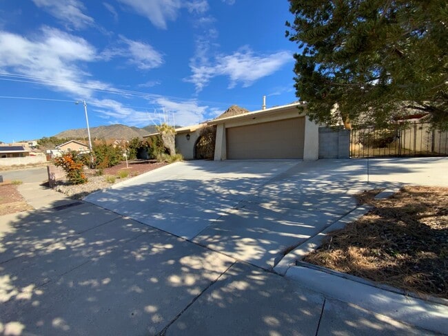 Foto del edificio - 4 Bedroom Single Story Home Available Near Tramway Blvd NE & Copper Ave NE!