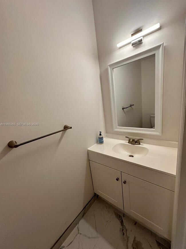 Foto del edificio - 2135 Madeira Dr