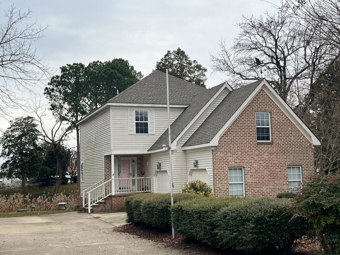 Foto principal - 8220 Canterbury Crest Ln