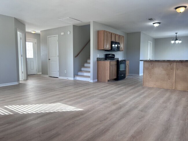 Foto del edificio - Coming soon!!! $500 off 1st month with 15 month lease!!! Magnificent 3 Bedroom in Madison