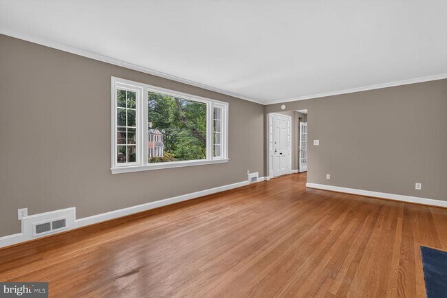 Foto del edificio - 7215 Rollingwood Dr