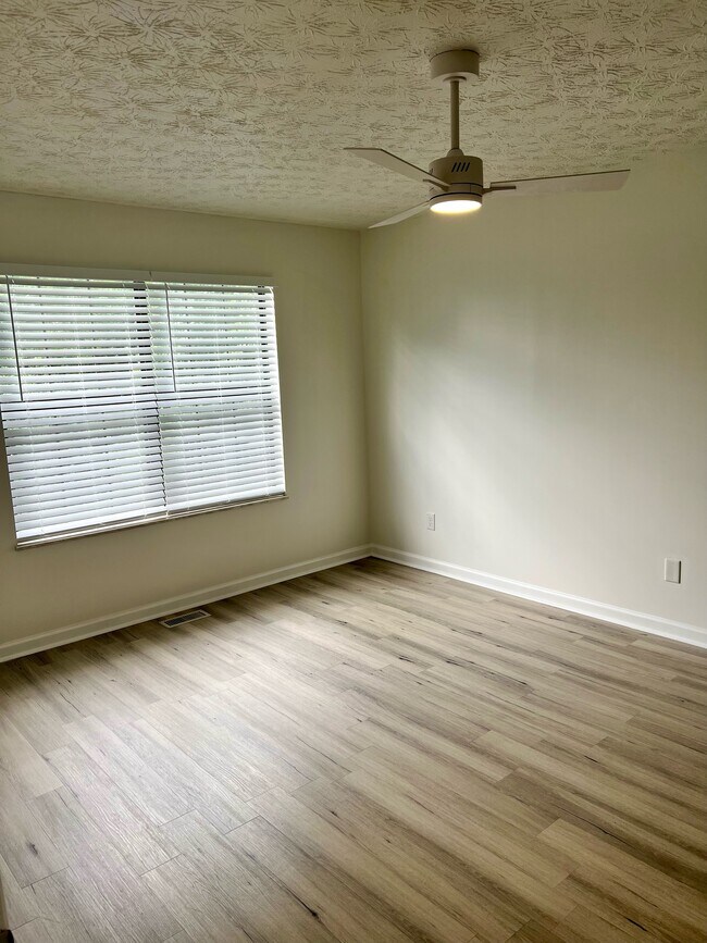 Dormitorio de la planta principal - 610 Shadywood Ln