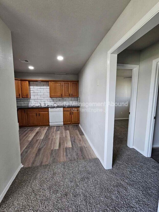 Foto del edificio - 101 E Broadway St