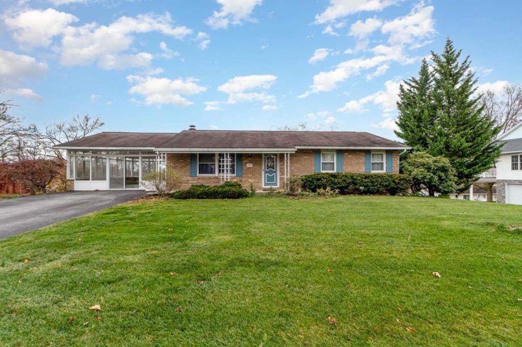 307 Crestwood Dr House for Rent in Chambersburg, PA