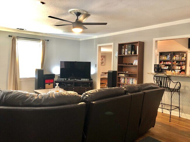 Building Photo - Beautiful Charming 4-Bedroom