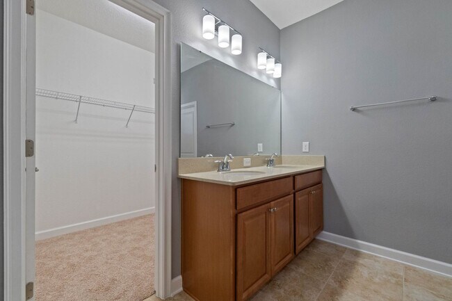 Building Photo - Beautiful 4/3.5/2 Home in Winter Gardens O...