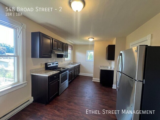 Foto del edificio - Newly-Updated Two Bedroom Apartment in Naz...