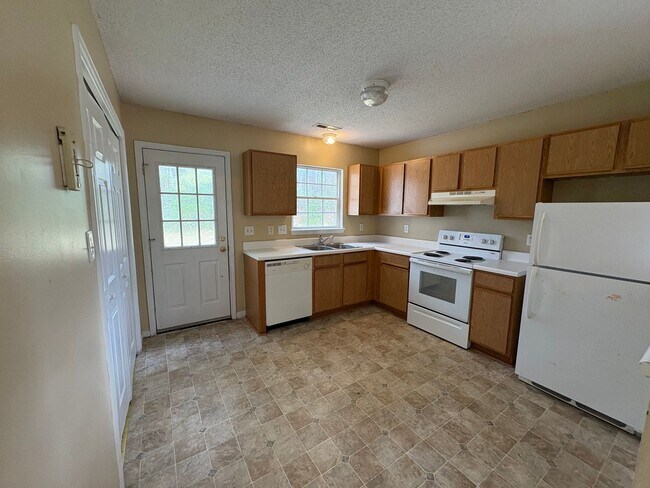 Foto del edificio - Charming two bedroom two bath town home that is set on an end unit. This home is just minutes fro...