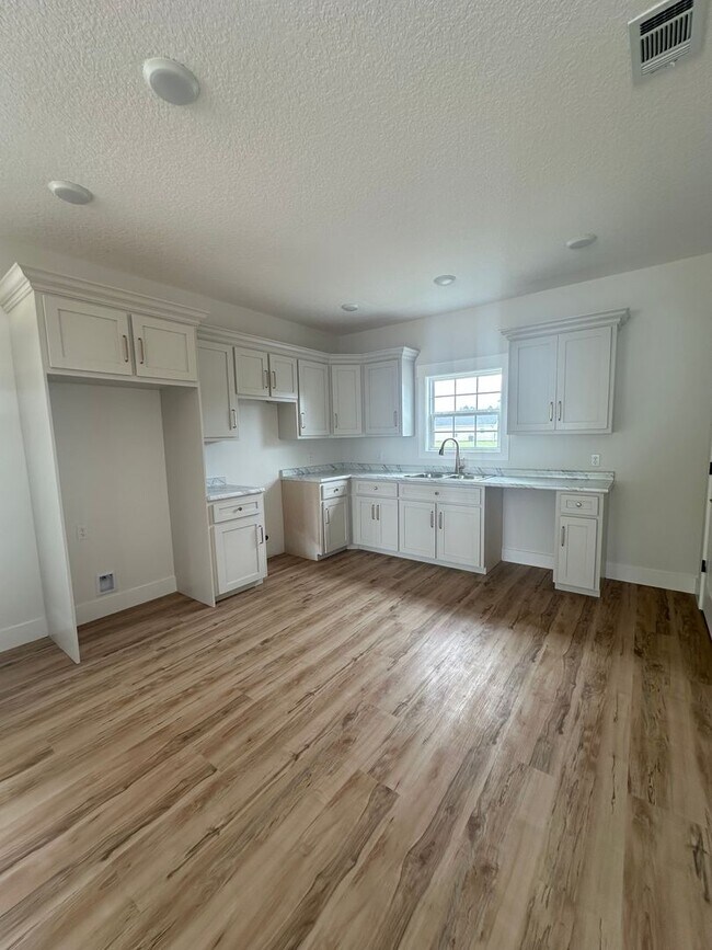 Building Photo - 3 Bed 2 Bath House